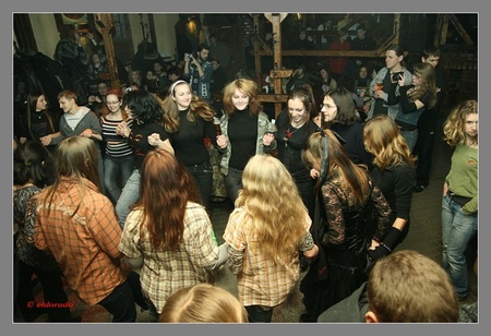 учасники товариства Св.Грааля танцюють під Spiritual Seasons